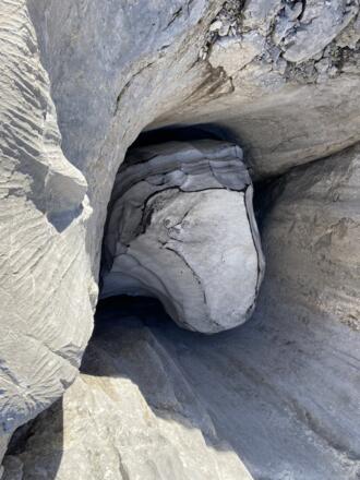 Tiefblick in eine schneegefüllte Doline