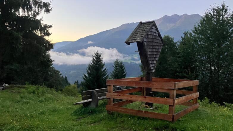 Blick übers Marterl nach Süden zum Sonnenaufgang