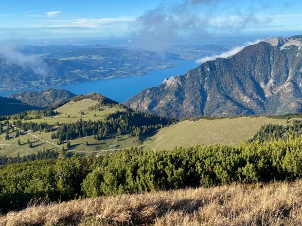 Da geht’s hinunter: Leonsbergalm und Attersee, rechts das Höllengebirge