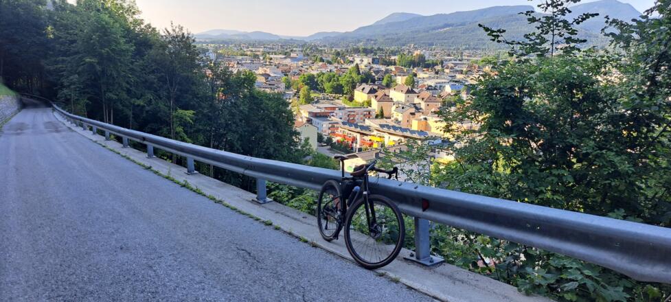 Hier auf der Winterstallstraße genießt man eine herrliche Aussicht über Hallein...