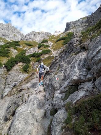 Im Abstieg warten immer wieder leiche Steig-/Kletterpassagen.