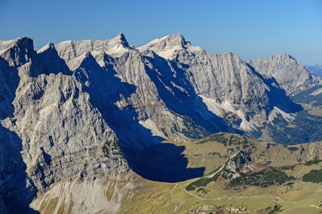Tief unten das Hohljoch, das Spielissjoch und der Hochalmsattel