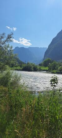 Hinten das geheimnisvolle Bluntautal...