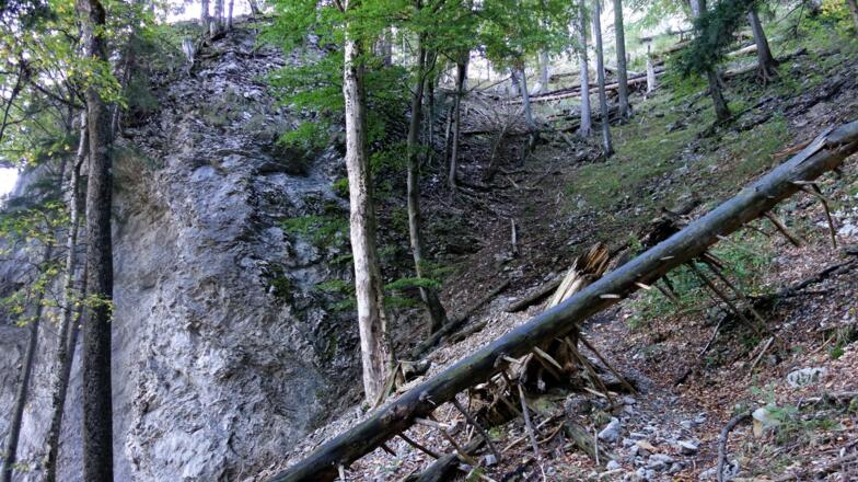 Zwischen 2 Felsen ansteigen, ca. 910 m