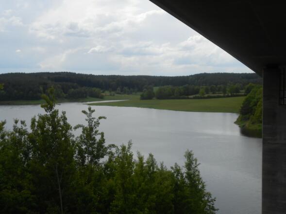 Blick unter der Brücke auf den Eixendorfer Stausee