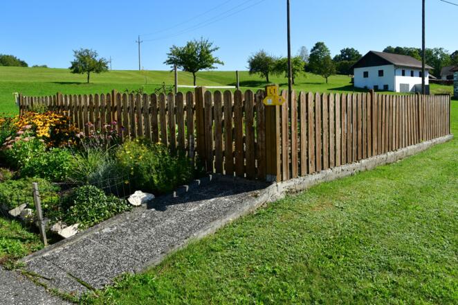 Mardetschlag - am Dorfende auf die Markierung am Gartenzaun achten
