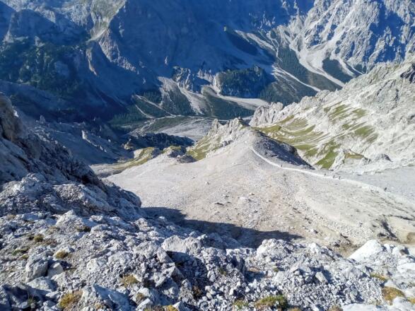 Blick hinunter auf den langen Abstieg ins Wimbachgrieß.