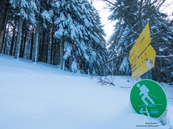 der Aufstieg erfolgt auf dem Sommerweg, es gibt auch Skimarkierungen
