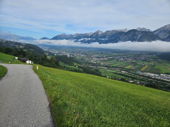 Auffahrt durch Bergwiesen