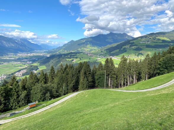 Hoch über dem Inntal - mit Blick hinüber nach Weerberg - fährt man hinein in Richtung Kolsassberg.