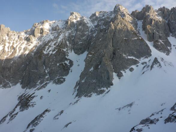 Ackerlspitze mit gut sichtbarer Rinne, dem Mittelteil und der rassigen Schnee- und Felskletterei im oberen Drittel