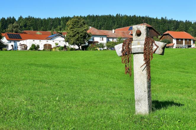 Kunstfiguren begleiten uns auf den Weg nach Pieberschlag