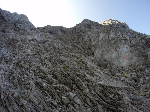 Steilschrofengelände auf dem Karwendelsteig
