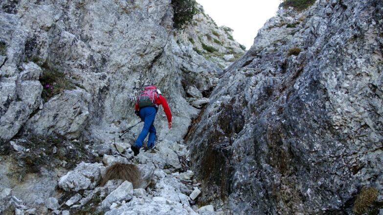 Um 1600 m in der Schlucht ansteigen, oben scharf links