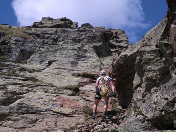 Im Aufstieg quert man hier grasig und abschüssig links hinaus. Im Abstieg seilt man ab.