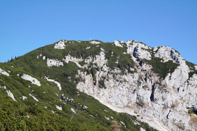 Das Gipfelkreuz am Helmeskogel sieht man die ganze Zeit.