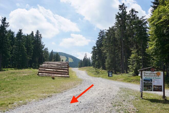 Abfahrt vom Arber mit Abzweigung vor dem Berggasthof Sonnenfels