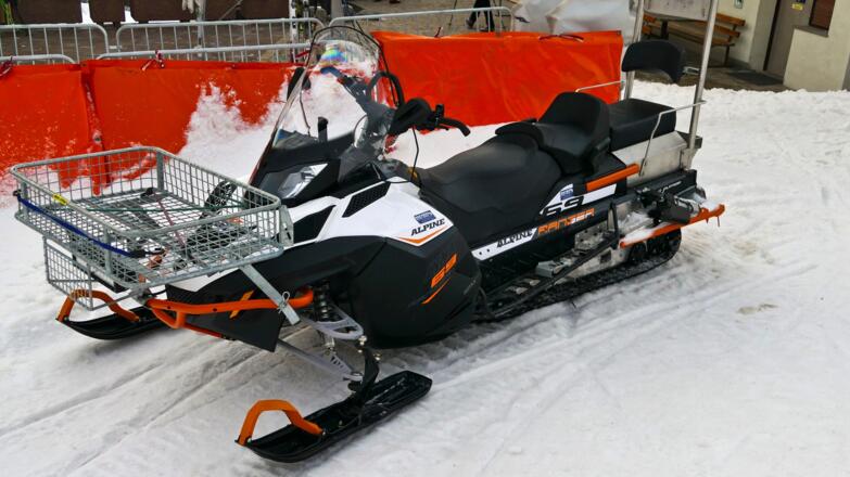Das Skidoo transportiert Gäste zur Bergstation und wieder zurück