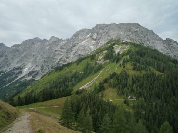 Blick über den Eckersattel zum Purtschellerhaus auf dem Eckerfirst