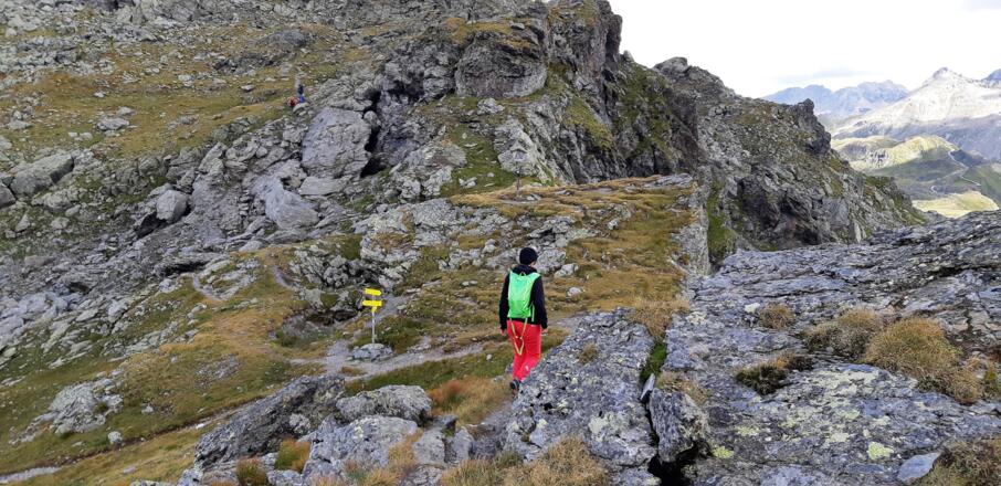 Am Naviser Jöchl. Links hinab führt unser Abstieg.