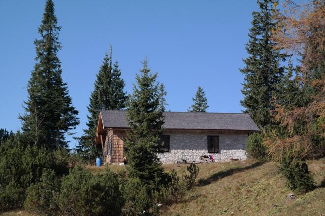 Die idyllisch gelegene, private Vordere Spitzalm (1.381 m).