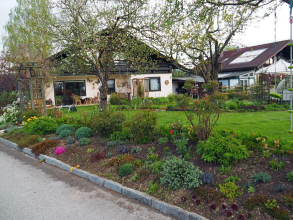 Vorbei an herrlichen Gärten geht es dem Ziel entgegen