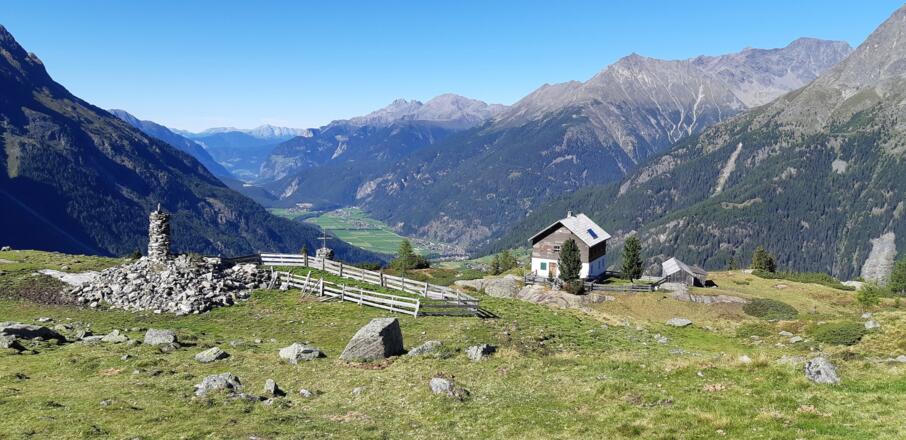 Das Hahlkogelhaus (Privatbesitz; dzt. nicht geöffnet) auf 2042 m bleibt etwas unterhalb unseres Weges.