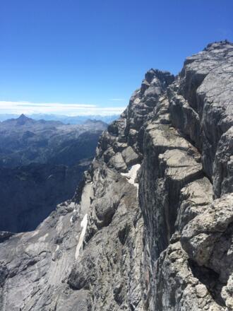 Blick zurück beim Abstieg auf das Wiederband / Kl. Watzmann Ostwand