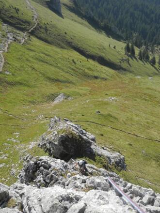 In der 3. SL, über dem grasigen Grateinschnitt, Blick vom Standplatz unter der 4. SL