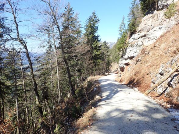 Die Straße apert im Frühjahr bald aus