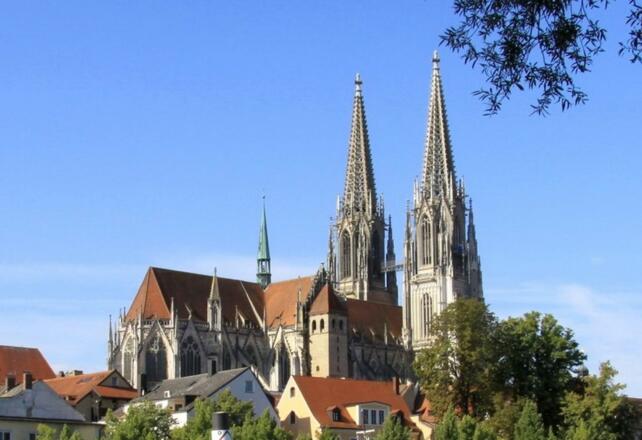 Blick zum Dom  St. Peter in Regensburg