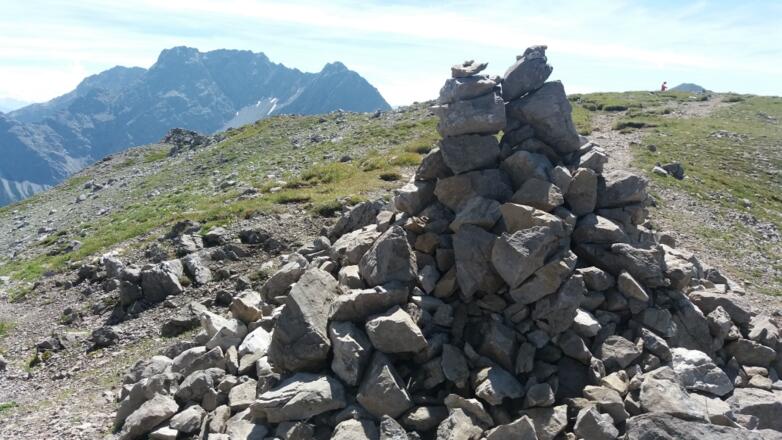 Steinmann auf dem Augstenberg, im Hintergrund Panüelerkopf