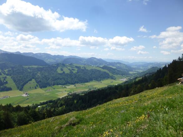 Blick von der Salmaser Höhe entlang der Nagelfluhkette nach Vorarlberg und die Appenzeller Berge