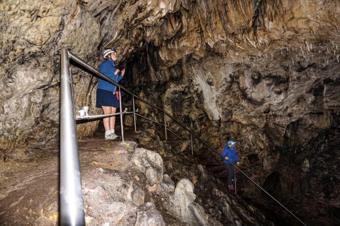 Staunen in der Rosenmüllershöhle