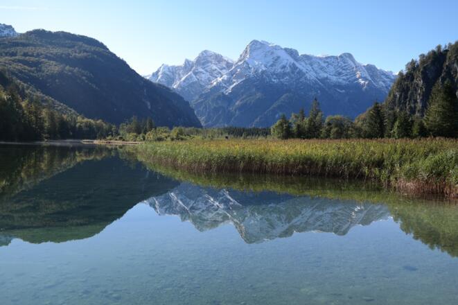 Der wunderschöne Almsee mit der "Almtaler Sonnenuhr".