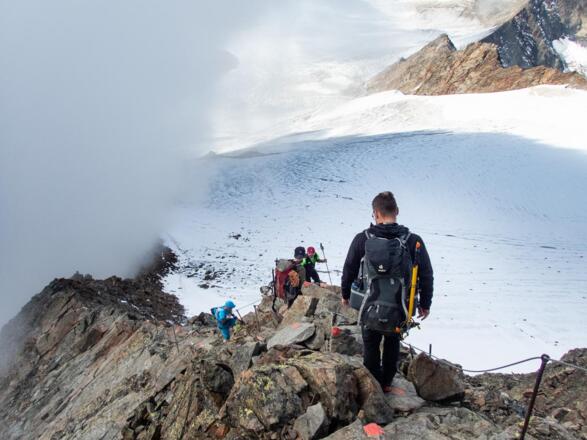 Abstieg zum Gletscher vom Signalgipfel kommend.