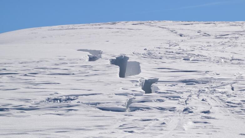 Abbruchspalten einer Schneewächte