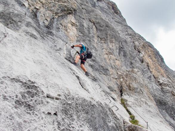 Einige luftige Querungen hat der Klettersteig zu bieten.
