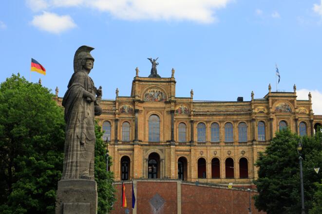 (3) Die aufwendige Kulissenarchitektur beherbergt die Stiftung Maximilianeum fürbegabte Studenten und den Bay. Landtag.