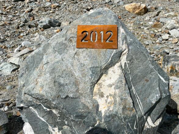 Gletscherstandmarkierungen von 2000 bis 2012 am Sulzenausee