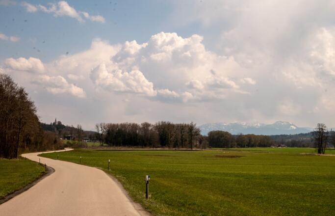 Das Panorama der im Frühjahr schneebedeckten Berge.