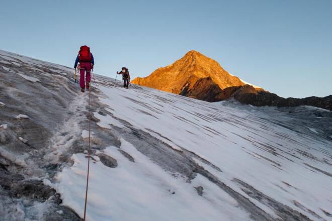 Kurz nach der Müllerhütte. Der Wilde Pfaff leuchtet im Sonnenaufgang.