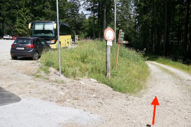 Beginn des Weges beim oberen Parkplatz am Gr. Arbersee nach Bayer. Eisenstein