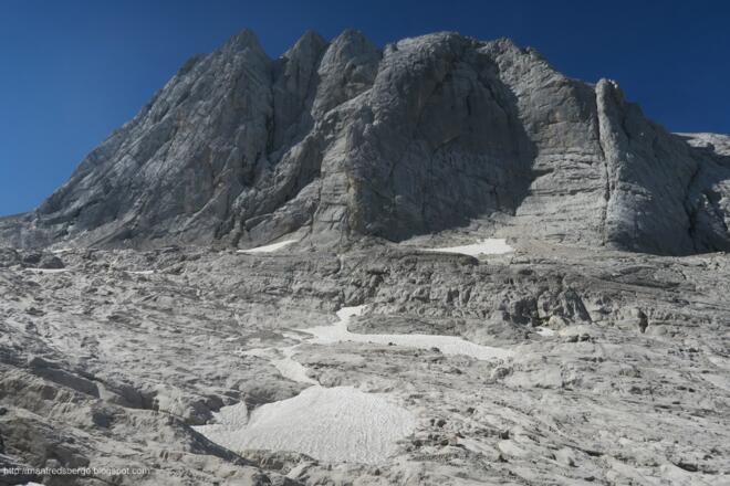 Der Torstein mit der Schneebergwand