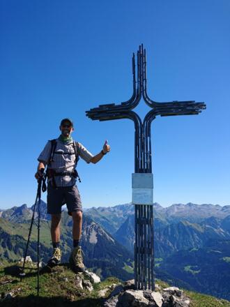 Geschafft - Herrlicher Ausblick und interessantes Gipfelkreuz