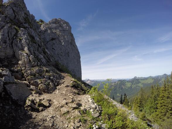 Der Blick auf die steile Westseite des Taubensteins