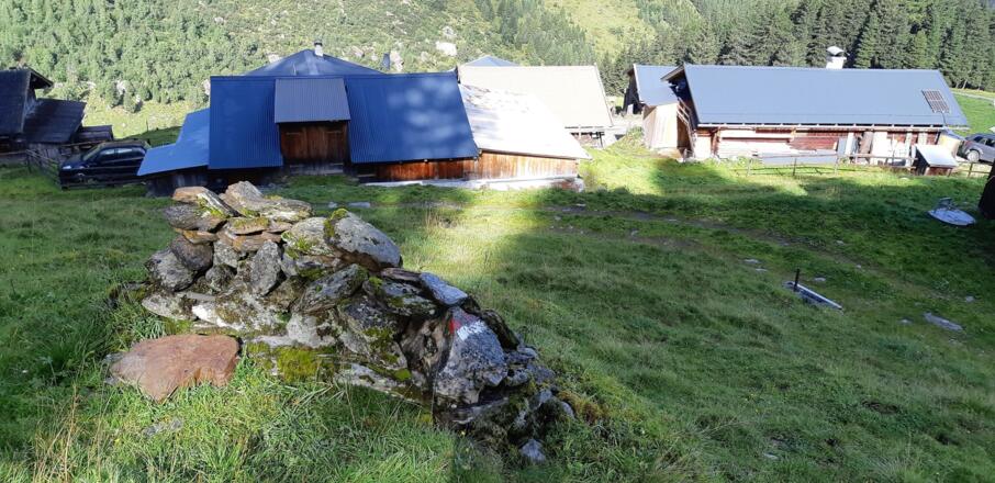 Unten die Vorbergalm. Auf dem Steinhaufen (von unten nicht sichtbar) die erste Markierung.