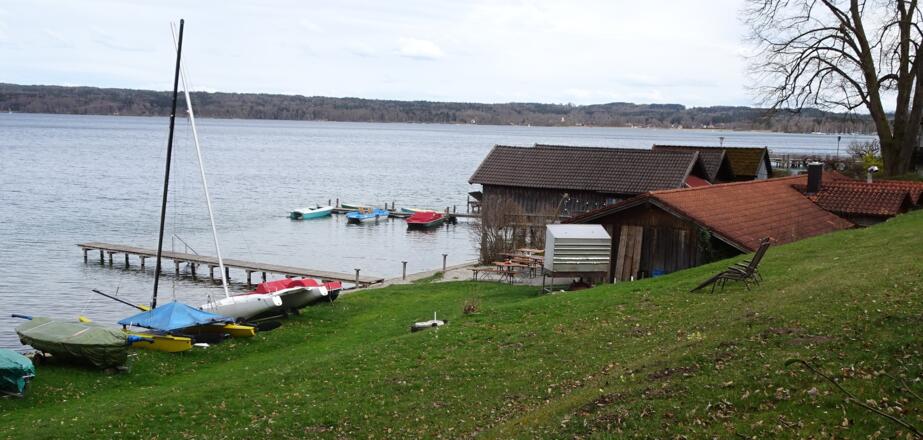 Bootshütten und Biergarten beim Fischer Lidl in Seeshaupt