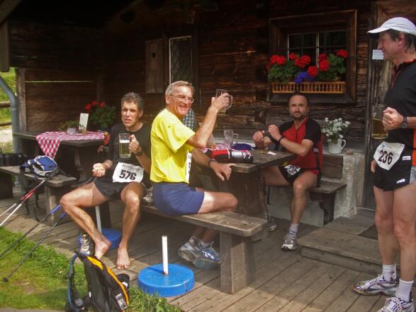 100 Meilen Läufer gönnen sich eine Pause an der Brander Alm
