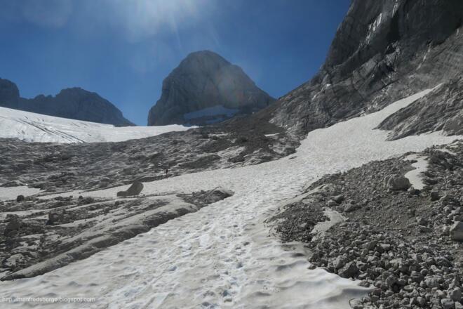 Die Schneefelder sind gut zu begehen, bis zum Mitterspitz kommt man mit dem Gletscher nicht in Berührung. Wenn man zum Westgrat geht aber sehr wohl